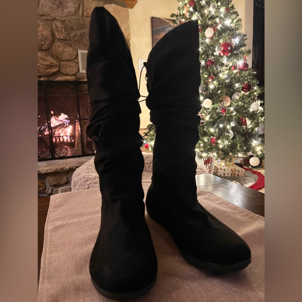 Black boots with memory foam